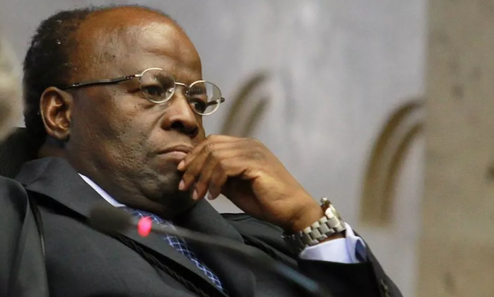 OGloboPolitica's tweet photo. Joaquim Barbosa rebate ministro da Defesa sobre papel das Forças Armadas nas eleições: 'Devem permanecer quietinhas'
https://t.co/9Ytl4wMaAz https://t.co/eIzWVXmLOX