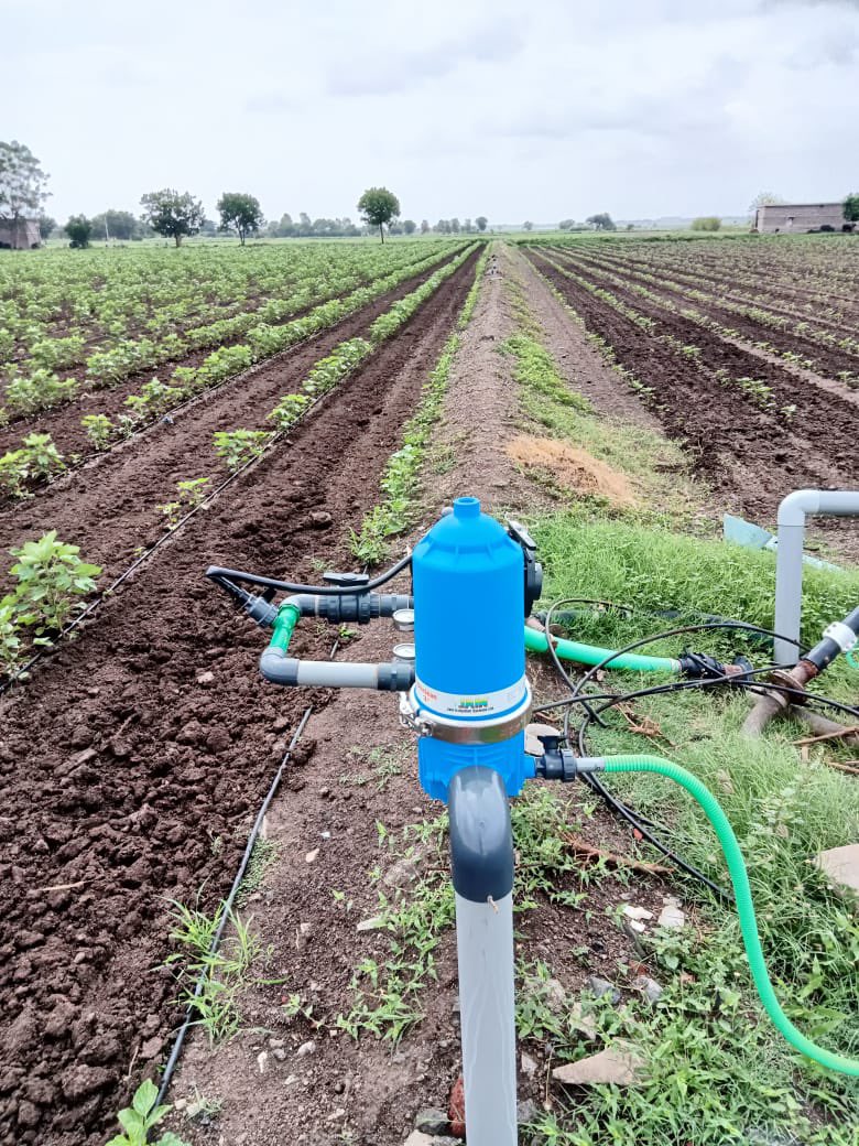 AjitJisl's tweet photo. Difference in growth is visible #Drip_Irrigation (left side) &amp; flood irrigation (right side)
Adapting #Drip_Irrigation ensures higher yields &amp; income for #Farmers 
All crops -Rice,Wheat,Pulses, Oilseed,Sugarcane,Spices,Flowers, Forestry &amp; Fruit Crops can be irrigated using Drip https://t.co/WNwsVj0VaG