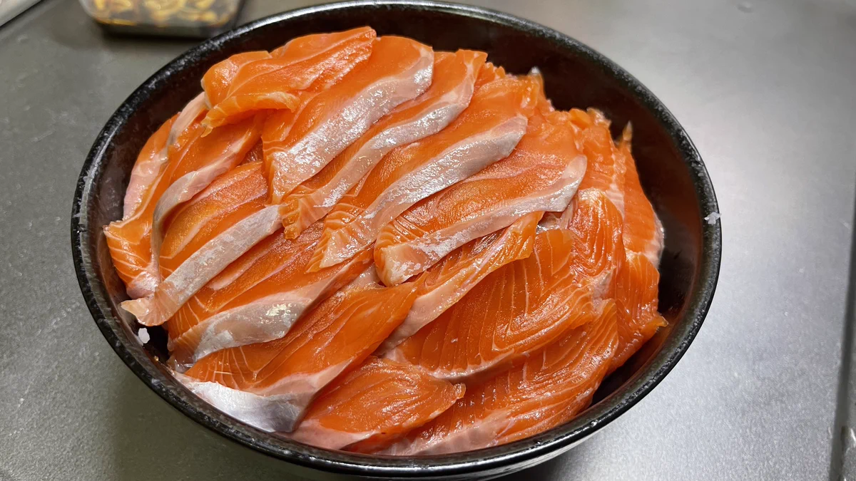 これが一人暮らしの最大のメリット！ 白飯の上にサーモンを死ぬほど盛ってみた