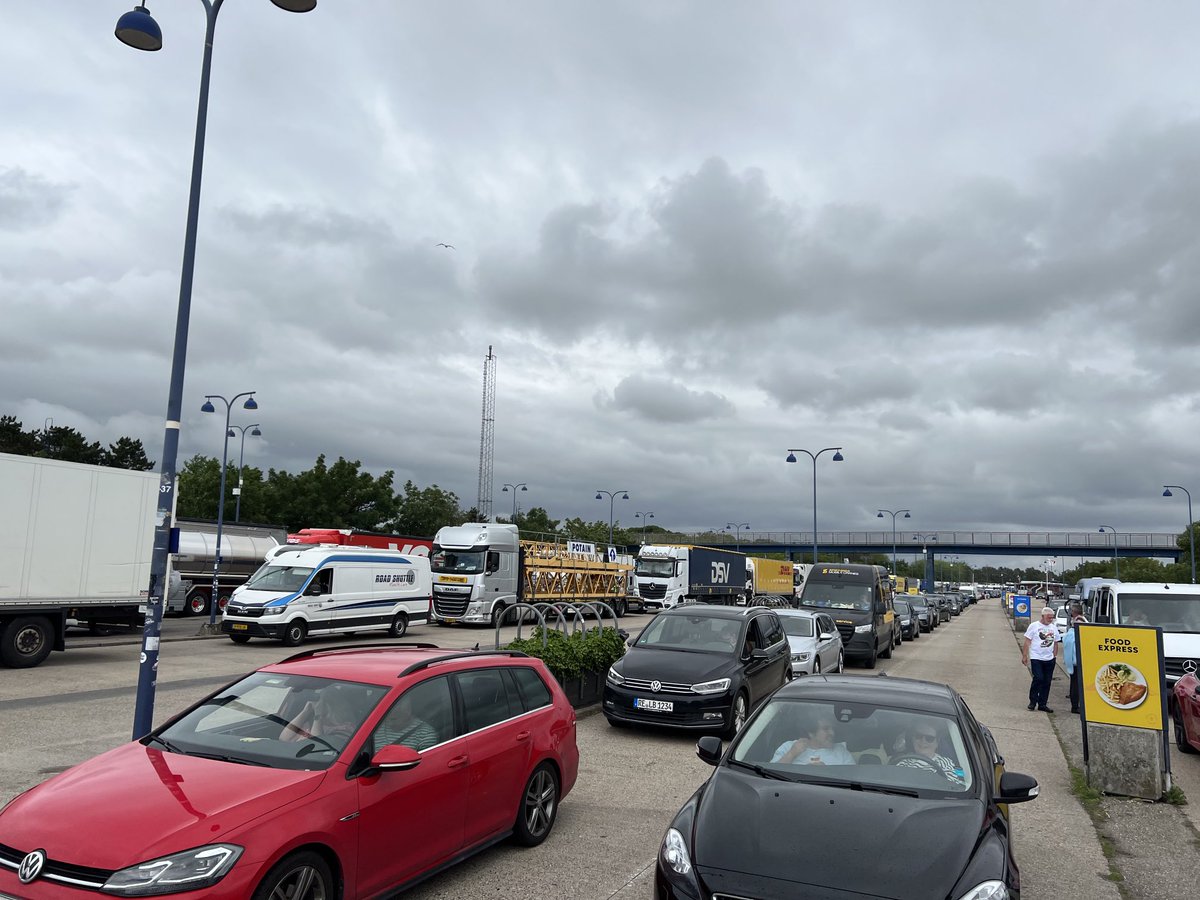 Kilometer lange køer på motorvejen. 2-3 timers ventetid uden pladsbestilling i færgehavnen. Mon ikke det er meget godt at vi bygger en fast forbindelse over Femern Bælt. 0 ventetid. Man kører selv til Tyskland på 10 minutter i stedet for at spilde sin ferietid i kø!