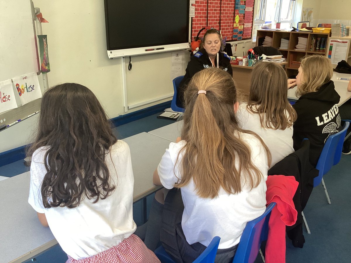 Y6FoxesStLaw's tweet photo. We’re really lucky to have Laura in chatting to us about anti-social behaviour today. #stlrse #stlvalues https://t.co/gwQUJRuR6b