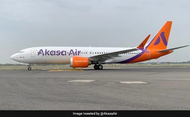 ndtv's tweet photo. 🔴 #BREAKING | #AkasaAir, backed by Rakesh Jhunjhunwala, allowed by government to start commercial flights https://t.co/ezYUgbJt9N https://t.co/nFhTOAtPyq