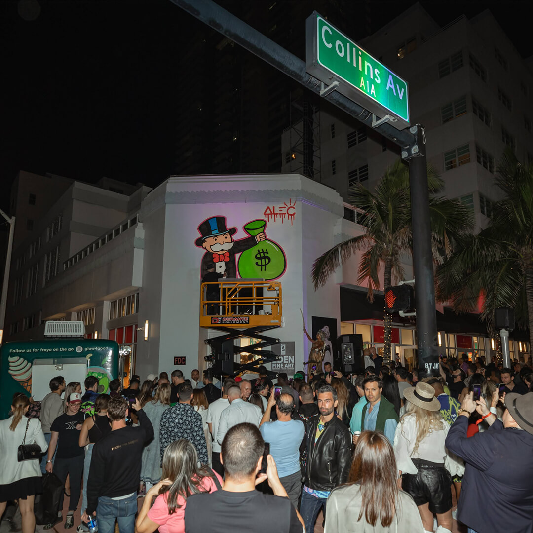 ragstorichienft's tweet photo. Throwback Thursday 📆 💫

For the 2021 edition of Art Basel Miami, @alecmonopoly hosted a live art exhibition! 🖼️

Guests stopped by to check out the Alec Monopoly Miami gallery, featuring Alec’s neon Miami beached-themed works of art 🏝

#RagstoRichie #tbt https://t.co/rYBWRiv61g
