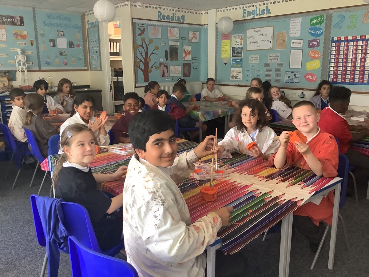 ReinwoodJuniors's tweet photo. This afternoon in Art, 4L have begun painting their Greek clay pots. #RJS4L #RJSArt πΊ https://t.co/fjxxfI878z