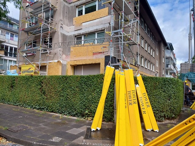 EnergiesprongDE's tweet photo. #DevelopmentDay
Beim Pilotprojekt d. Wohnungsgenossenschaft am Vorgebirgspark fliegen d. #Fassaden. Nach Einführung in Sanierungskonzept und #Skalierbarkeit durch die umsetzenden Bauherren Zeller u. Kölmel Architekten wird sich auf d. Baustelle live ein Bild v. Geschehen gemacht. https://t.co/HjYDXBYdFC