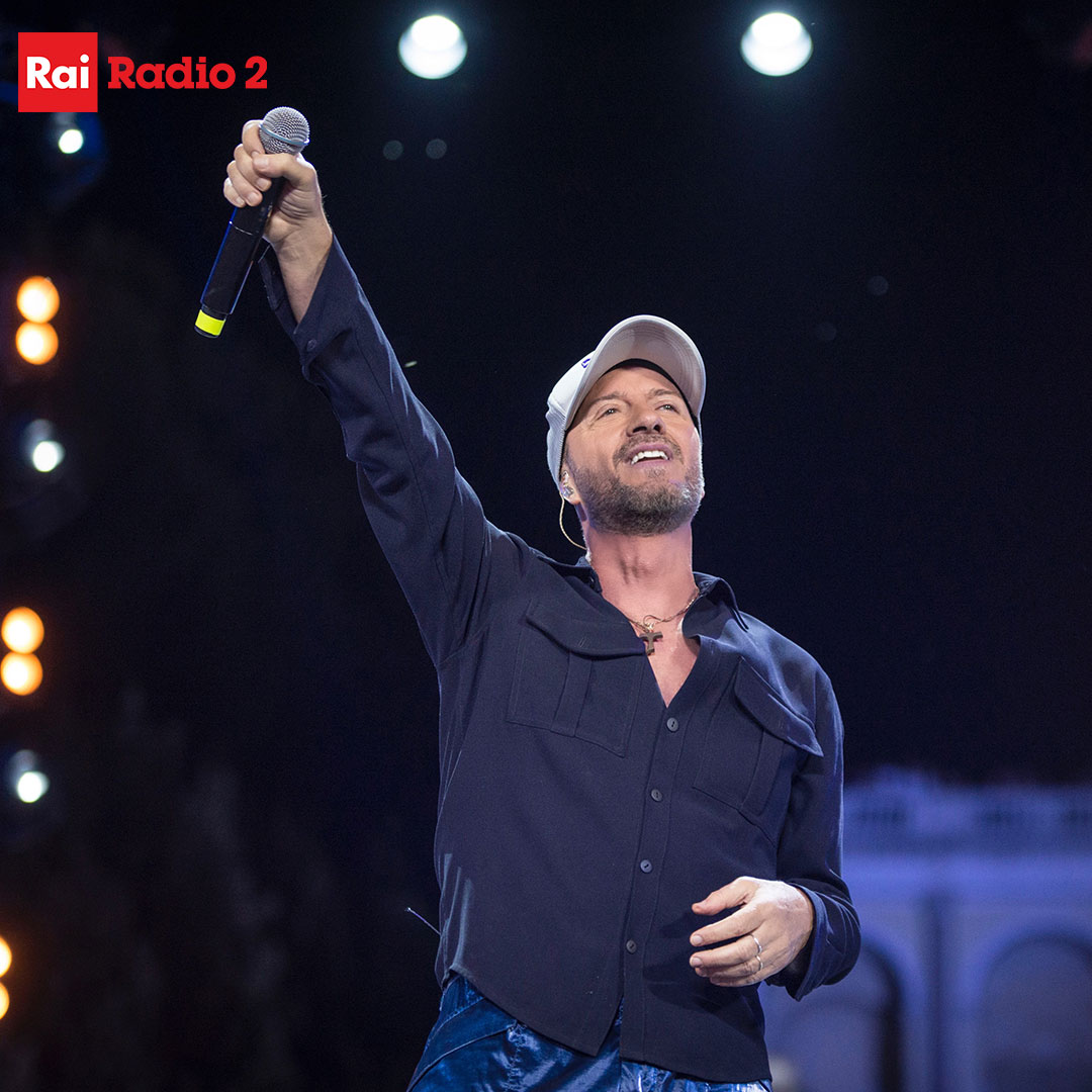RaiRadio2's tweet photo. ⚡ @RafRiefoli sul palco del #TIMSummerHits!

Ora su #RaiRadio2 📻 @RaiDue  📺 E @RaiPlay 🖥 https://t.co/ht5OFra8o9