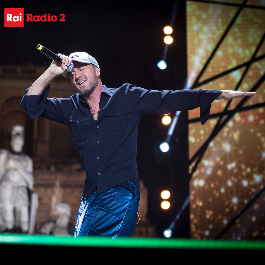 RaiRadio2's tweet photo. ⚡ @RafRiefoli sul palco del #TIMSummerHits!

Ora su #RaiRadio2 📻 @RaiDue  📺 E @RaiPlay 🖥 https://t.co/ht5OFra8o9