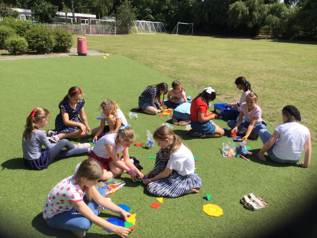 fouroaksprimary's tweet photo. Year 4....Who can construct the tallest Eiffel Tower from Polydron? https://t.co/0YWgWAFuhG