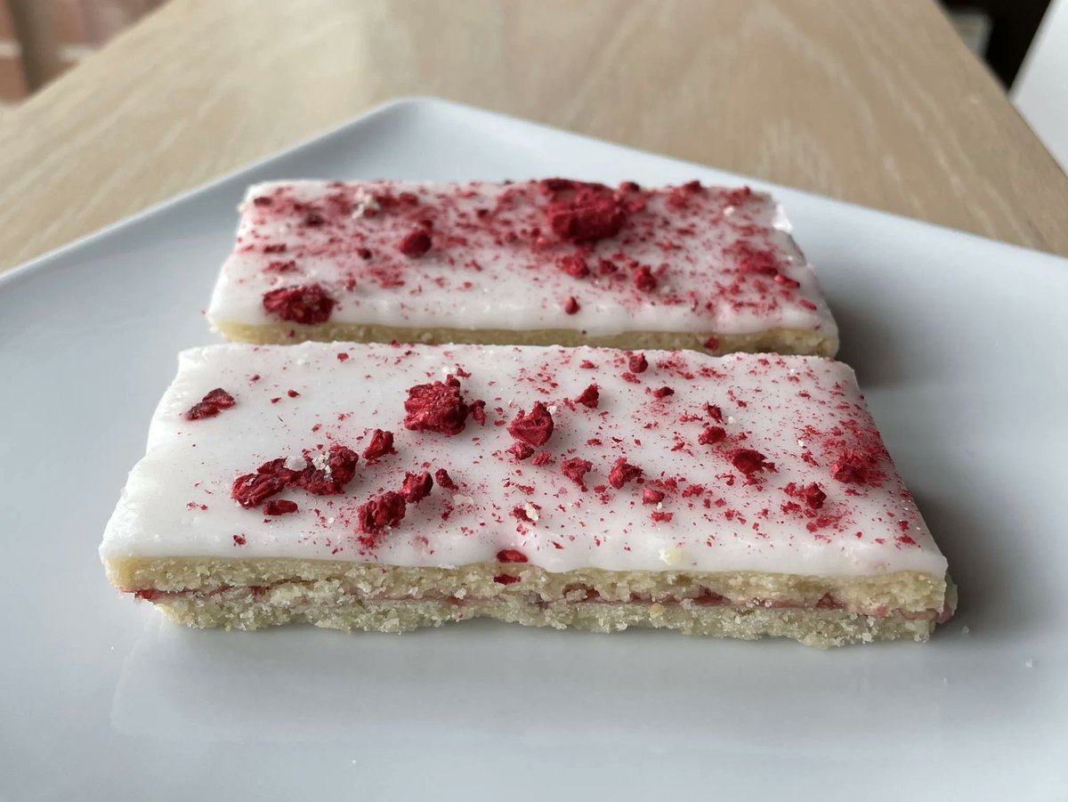 Our Hindbær Snitte is a delicious raspberry cookie bar made with shortcrust dough and topped with vanilla icing + sprinkles that change with the seasons. Right now, you'll discover a raspberry sprinkle on top!
 #pastries #baking #torontobakery #danishpastry #bakestagram #danish