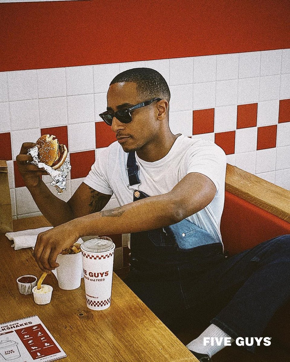 Dip, Bite, Sip 🥔🍔🥤(📸 : itsdariof | Instagram)
________

#fiveguysnl #fiveguys #5guys #burgersandfries #customize