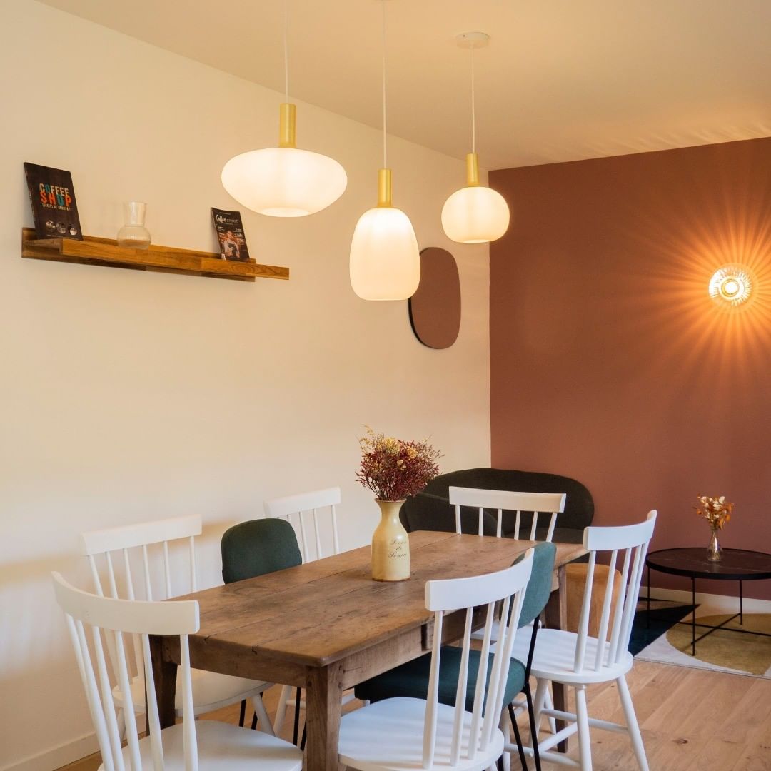 LightsyUK's tweet photo. The right lighting is key to creating a warm, inviting atmosphere at home and in the dining room✨ (rayon_travaillezlocal On Instagram)
Shop the Alton lights range via the link in our bio💡💫
-
#pendantlighting #interiordesign #createanatmosphere #lightsy https://t.co/hZZpwvyaBG