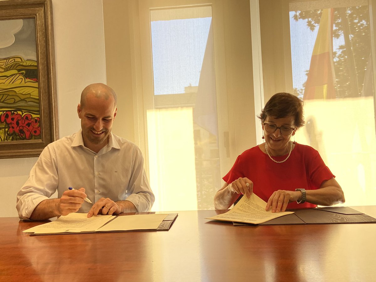 alvarezustarroz's tweet photo. Tenemos la suerte de contar con uno de los pocos centros que ofertan el Bachillerato Internacional y desde #Majadahonda seguimos apoyando la #Educación de calidad.

✔️ Firmamos un convenio con el @saramago_ies para otorgar 15.000€ en becas a los alumnos que lo cursan. https://t.co/wjMo4R6SM5