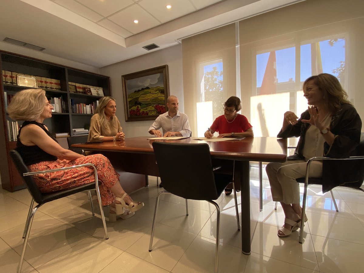 alvarezustarroz's tweet photo. Tenemos la suerte de contar con uno de los pocos centros que ofertan el Bachillerato Internacional y desde #Majadahonda seguimos apoyando la #Educación de calidad.

✔️ Firmamos un convenio con el @saramago_ies para otorgar 15.000€ en becas a los alumnos que lo cursan. https://t.co/wjMo4R6SM5