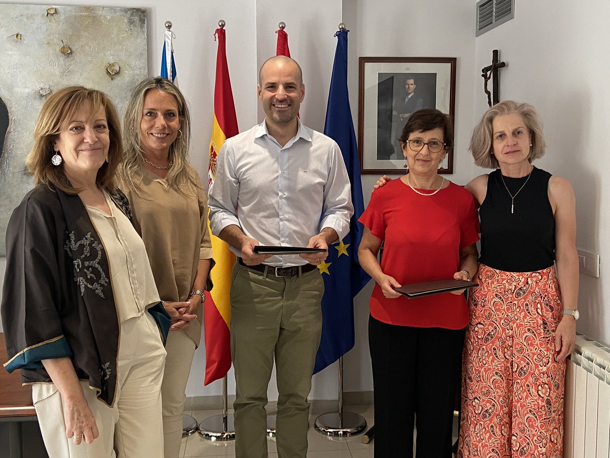 alvarezustarroz's tweet photo. Tenemos la suerte de contar con uno de los pocos centros que ofertan el Bachillerato Internacional y desde #Majadahonda seguimos apoyando la #Educación de calidad.

✔️ Firmamos un convenio con el @saramago_ies para otorgar 15.000€ en becas a los alumnos que lo cursan. https://t.co/wjMo4R6SM5
