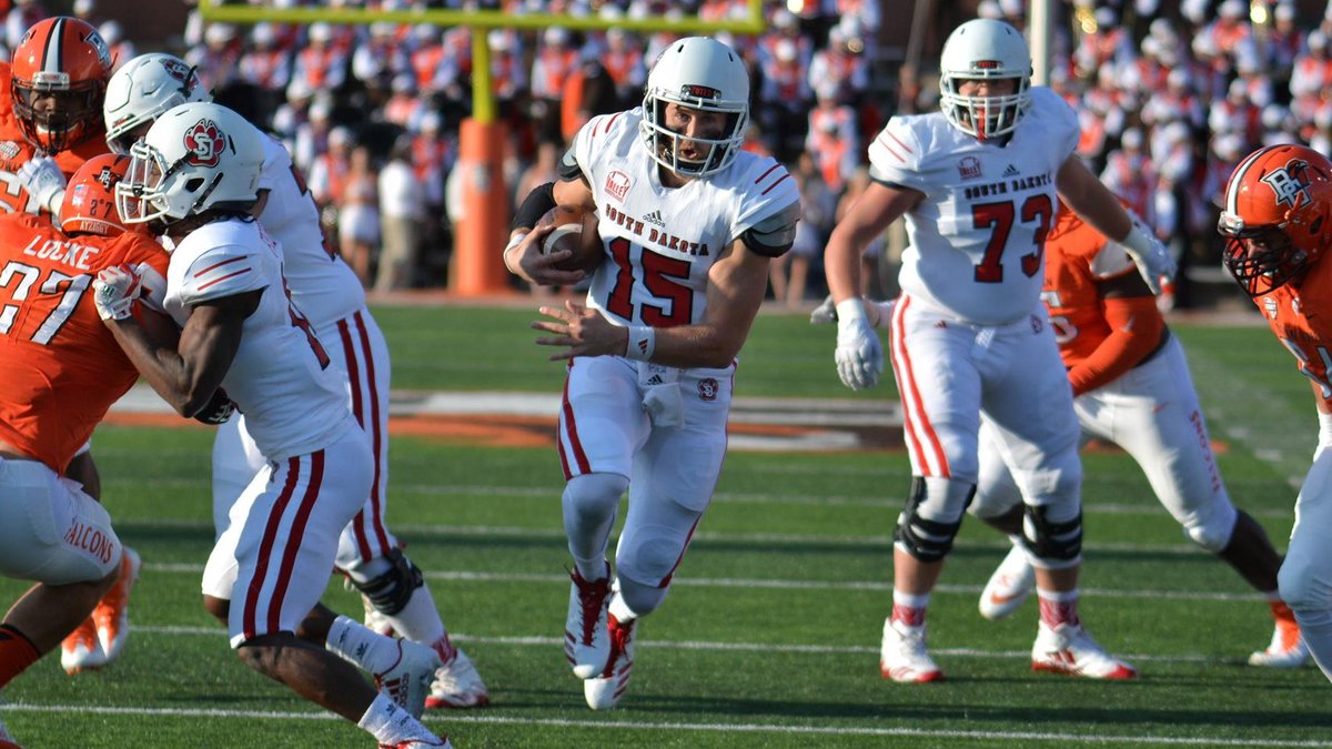 51 days until the 2022 #FCS season: Former South Dakota QB Chris Streveler holds the FCS record for net yards rushing and passing in a single playoff game w/ 571 against SHSU in 2017 (51 rushing, 520 passing). 📸 @SDCoyotesFB