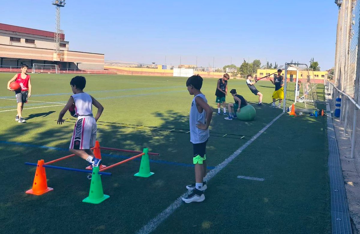 ARMILLACB's tweet photo. Machado Villar 24/7 😍🏛
Disfrutando el verano sin dejar de trabajar 🏀 ¡Una gran primera semana de #NextLevelCBA!
🖤Orgullosos de todos los jugones que quieren subir de nivel 🔝📈
#CulturaCBA #elsummerloko https://t.co/MQHbInXthq
