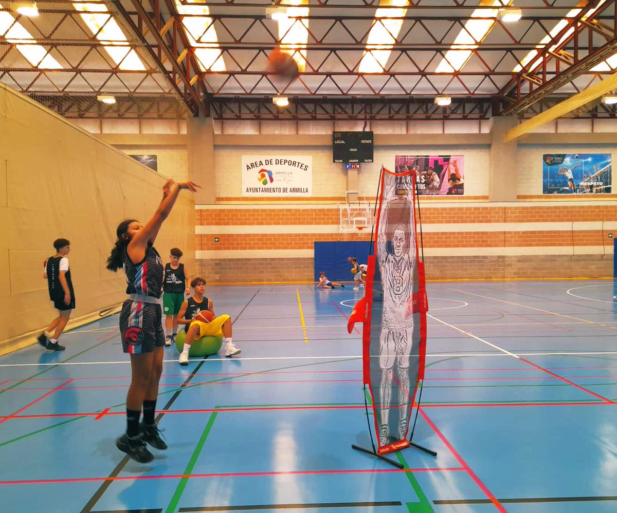 ARMILLACB's tweet photo. Machado Villar 24/7 😍🏛
Disfrutando el verano sin dejar de trabajar 🏀 ¡Una gran primera semana de #NextLevelCBA!
🖤Orgullosos de todos los jugones que quieren subir de nivel 🔝📈
#CulturaCBA #elsummerloko https://t.co/MQHbInXthq