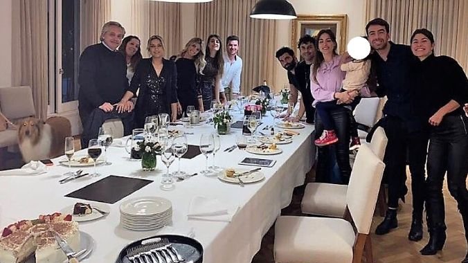 Boris Johnson las Fiestas las paga con su Renuncia, Alberto Fernández con una Coima a la Justicia para evitar una Condena.

Argentina .. no lo entenderías.