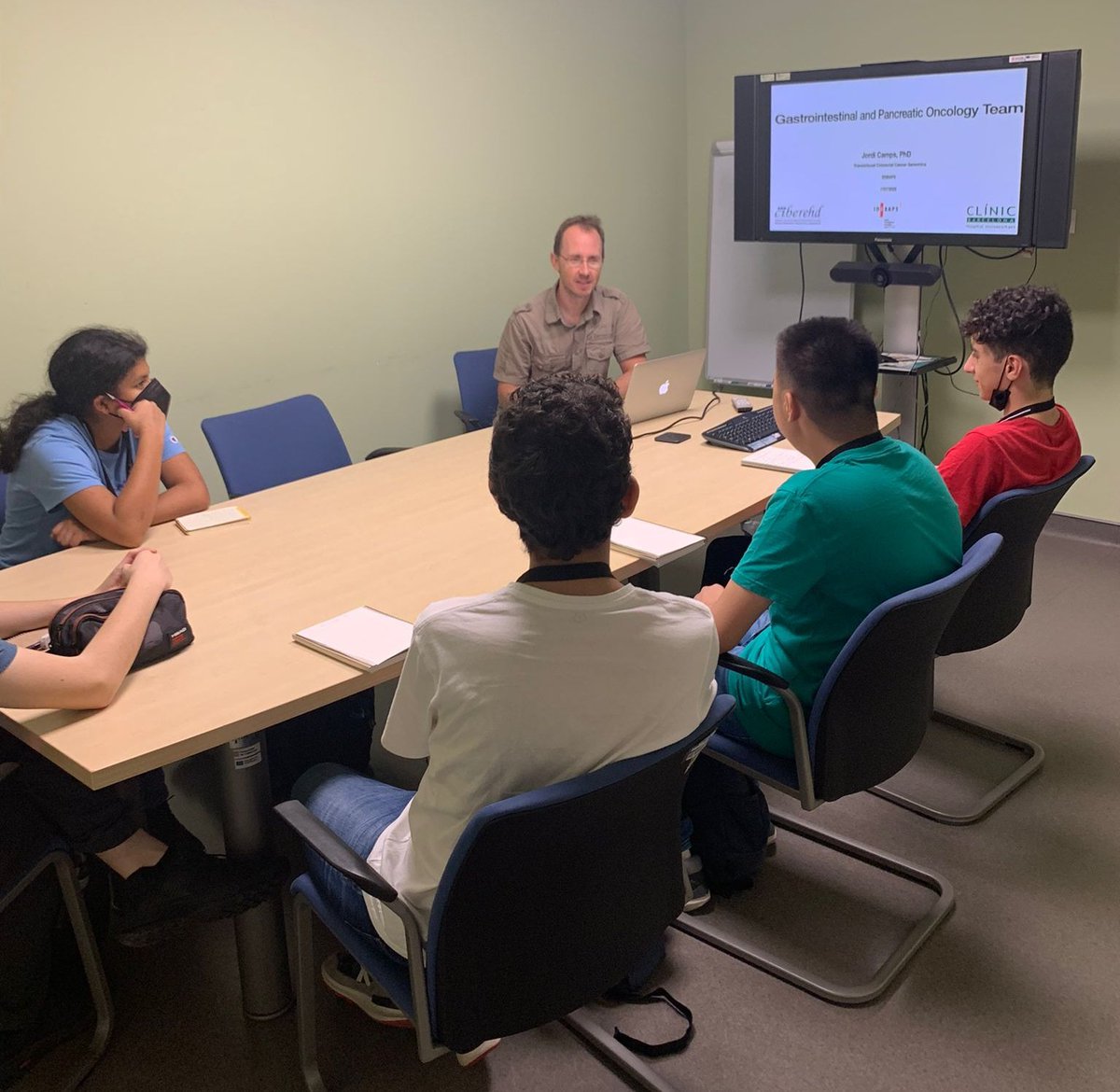 OGIPclinic's tweet photo. Today, @jcampspolo @Vero_najera96 and @laiabonjoch shared our research in #colorectalcancer with the participants of the @PedreraScience #BIYSC2022 program. From the clinic to the lab bench, and back!
@PedreraFundacio https://t.co/Pc1dUx6038