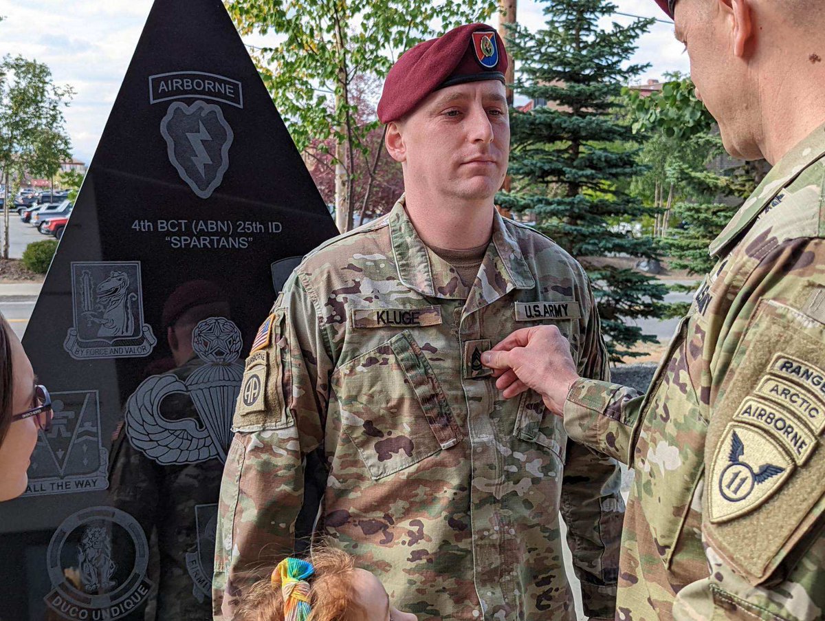 EricTysinger's tweet image. Privileged to have had the honor of placing rank on SFC Ken Kluge yesterday. Ken leads the way in #ReligiousSupport and #SpiritualReadiness everyday. @11thAirborneDiv is blessed to have him serving among us and placing #PeopleFirst. Pro Deo et Patria! Arctic Angels, Sparta Lives!