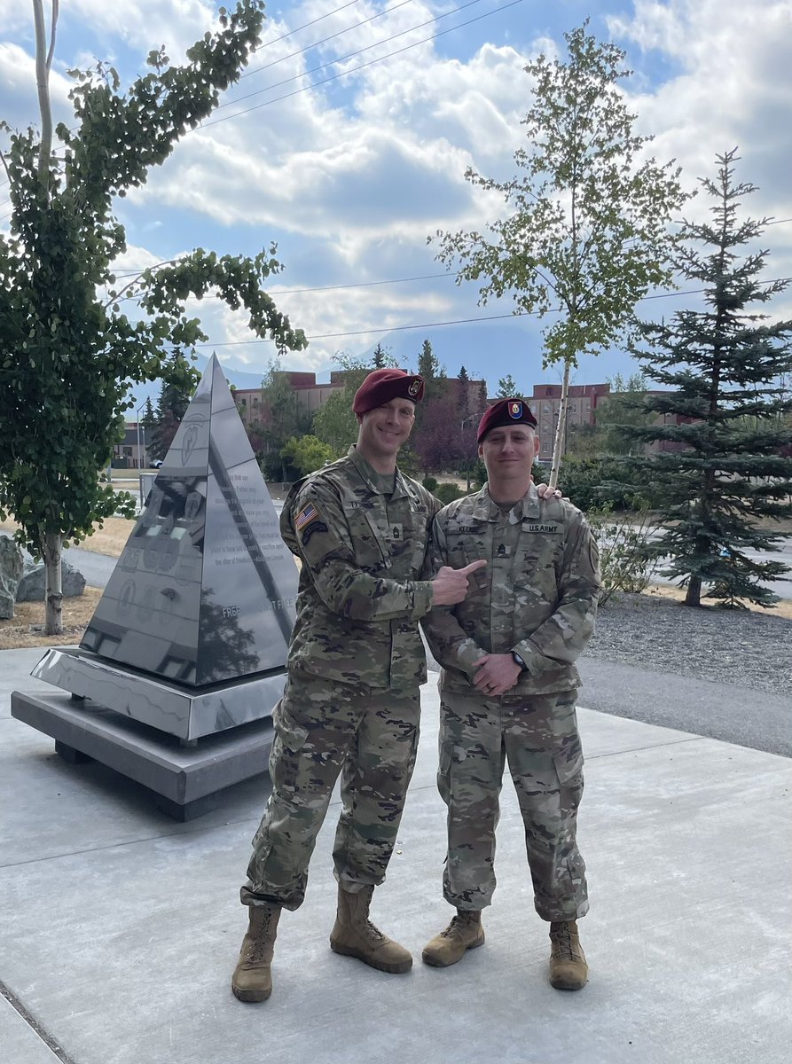 EricTysinger's tweet image. Privileged to have had the honor of placing rank on SFC Ken Kluge yesterday. Ken leads the way in #ReligiousSupport and #SpiritualReadiness everyday. @11thAirborneDiv is blessed to have him serving among us and placing #PeopleFirst. Pro Deo et Patria! Arctic Angels, Sparta Lives!