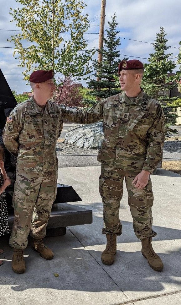 EricTysinger's tweet image. Privileged to have had the honor of placing rank on SFC Ken Kluge yesterday. Ken leads the way in #ReligiousSupport and #SpiritualReadiness everyday. @11thAirborneDiv is blessed to have him serving among us and placing #PeopleFirst. Pro Deo et Patria! Arctic Angels, Sparta Lives!