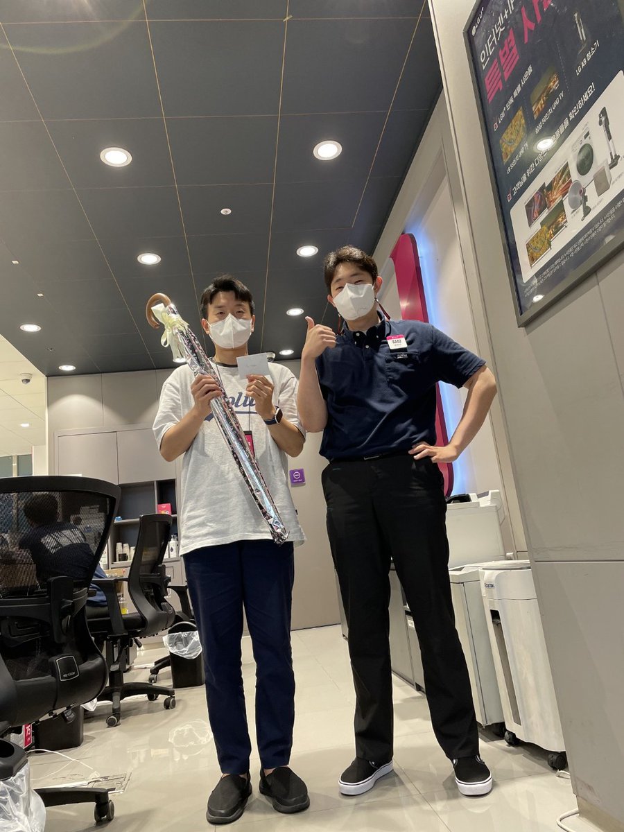 smile4553's tweet photo. 청라직영점 김경융님을 칭찬합니다^^
지난번 고객극찬사례에 소개되어 확대리더회의 때
추첨하여 받은 우산 인증을 이제야 올립니다!

앞으로도 귀감이 되는 좋은 사례 기대하겠습니다^^
경융님 파이팅! https://t.co/VTEoFPvR4k