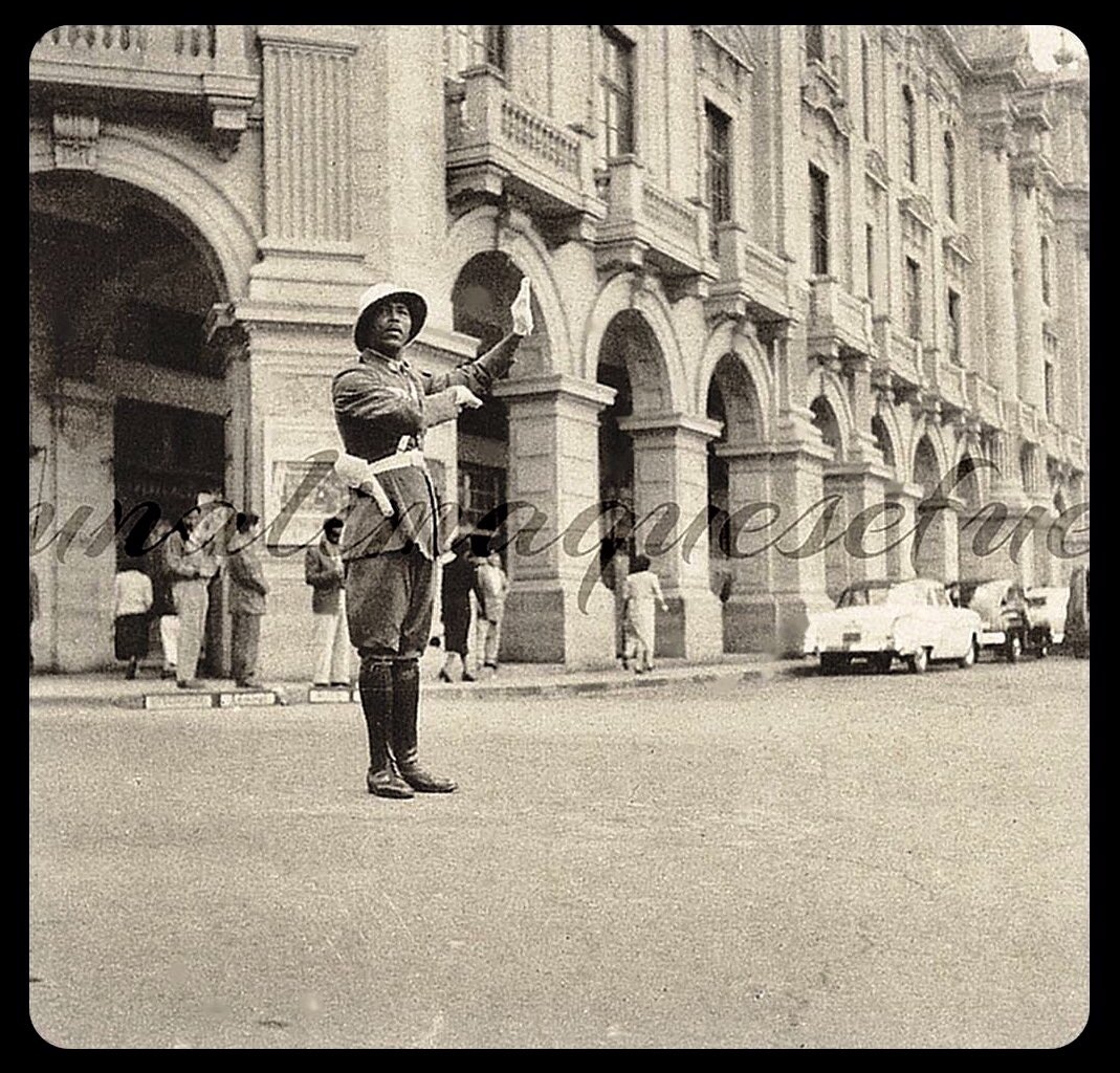 limantigua's tweet photo. El Cabo Nonone; este dinámico y siempre respetuoso personaje de Lima, de uniforme impecable, se encontraba en el cruce del Jirón de la Unión y la Plaza San Martin.

#coleccionlimantigua #Nonone #vladimirvelasquez #ReynaldoNononeVivanco #limantigua #CaboNonone https://t.co/3p5jKIHJ4x