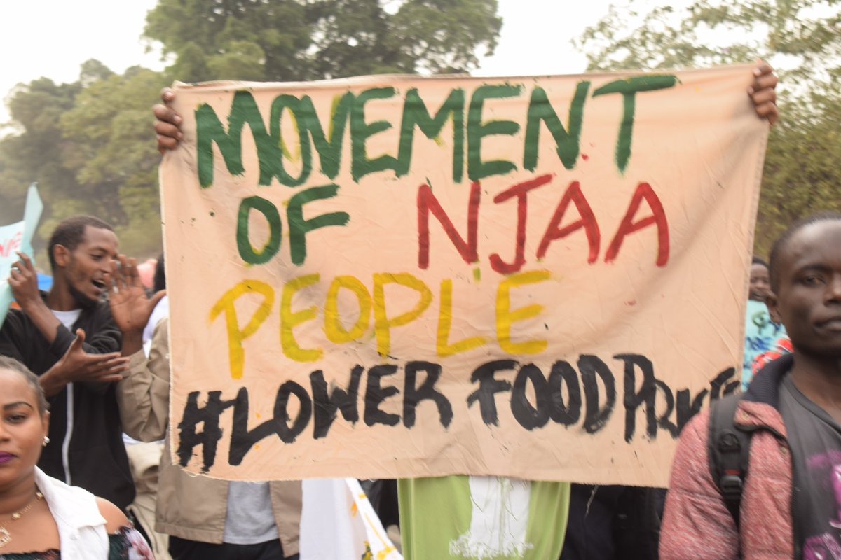 AfricanArtivist's tweet photo. In the BREAKING NEWS above not even pregnant women were left out, Nairobi CBD was full hungry Kenyan citizens... @UhaiWetu @KayoleCJC @statehouse @HakiKNCHR #LowerFoodPrices #SabaSabaMarchForOurLives 
Photos by @TheArtivist_KE https://t.co/nH8euQHz7G