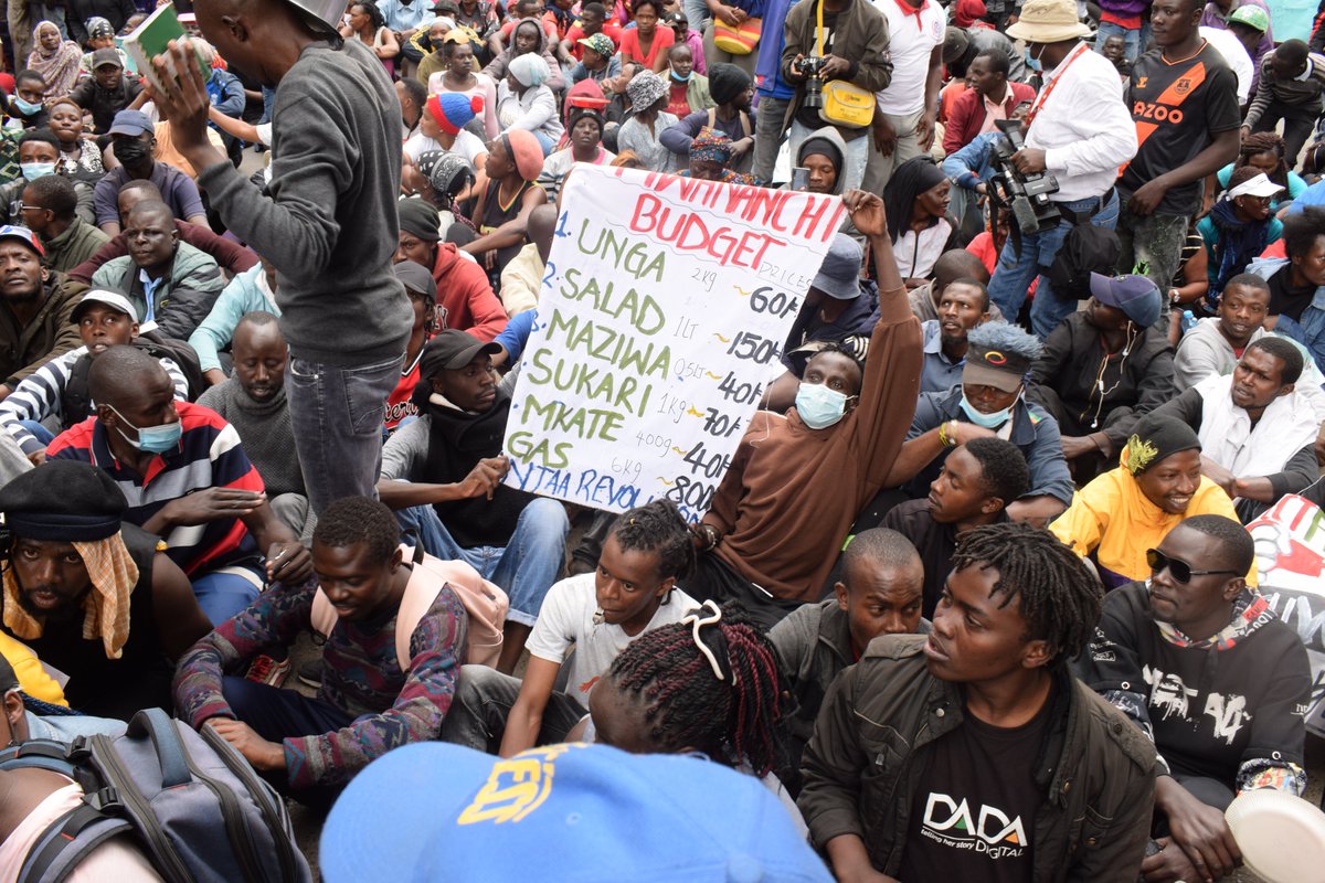 AfricanArtivist's tweet photo. In the BREAKING NEWS above not even pregnant women were left out, Nairobi CBD was full hungry Kenyan citizens... @UhaiWetu @KayoleCJC @statehouse @HakiKNCHR #LowerFoodPrices #SabaSabaMarchForOurLives 
Photos by @TheArtivist_KE https://t.co/nH8euQHz7G