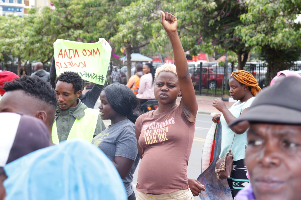 AfricanArtivist's tweet photo. In the BREAKING NEWS above not even pregnant women were left out, Nairobi CBD was full hungry Kenyan citizens... @UhaiWetu @KayoleCJC @statehouse @HakiKNCHR #LowerFoodPrices #SabaSabaMarchForOurLives 
Photos by @TheArtivist_KE https://t.co/nH8euQHz7G
