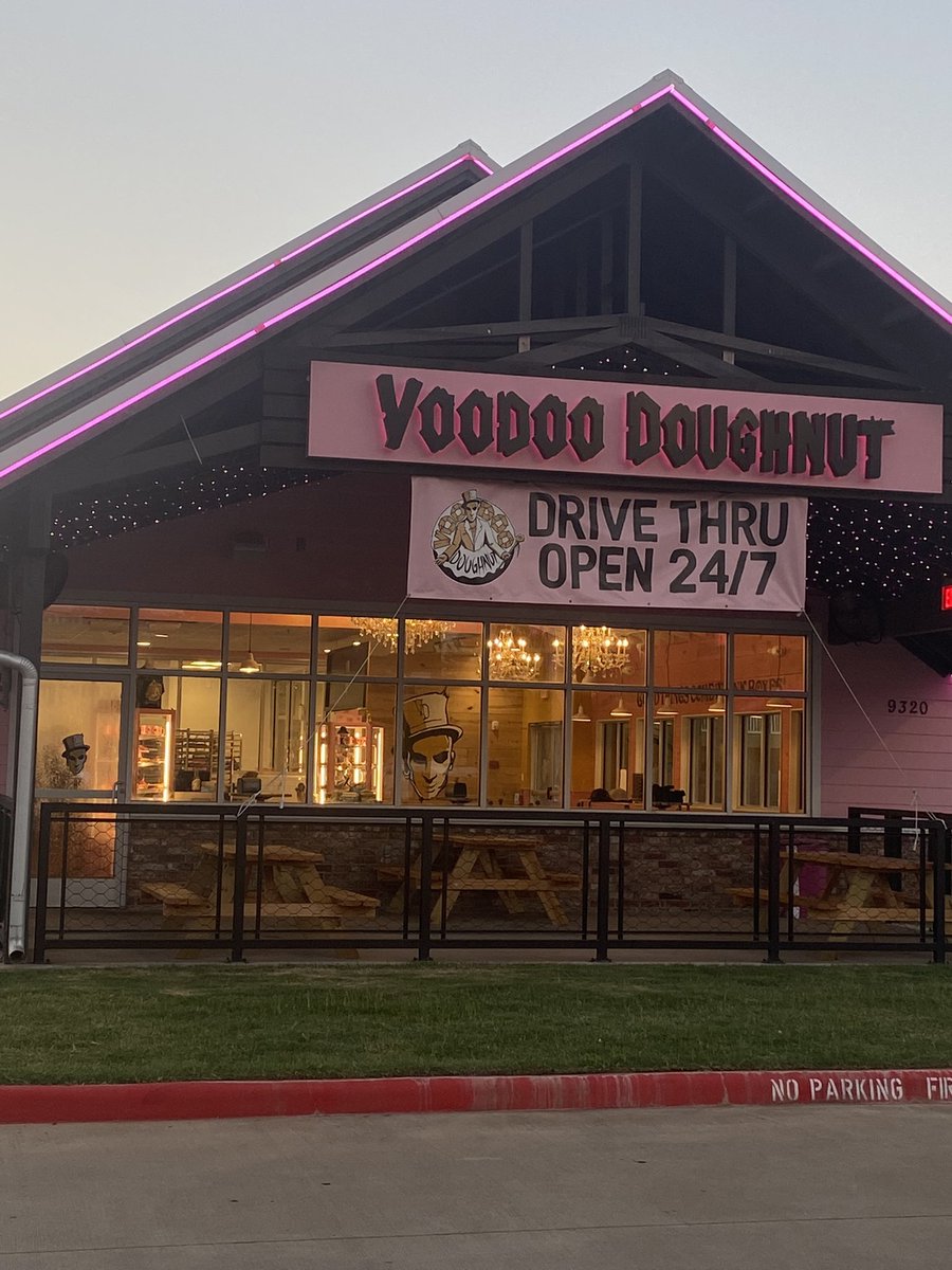 b_branch09's tweet photo. Day 3 of Algebra Camp started with a sweet treat donated by #cypress @VoodooDoughnut! We so appreciate our teachers and the difference they make in our kiddos lives! And huge thank you to VooDoo for loving on our staff! 🤍#algebracamp @cfisdcia @cfisdmath @CyFairISD https://t.co/zgK4OxAqcS