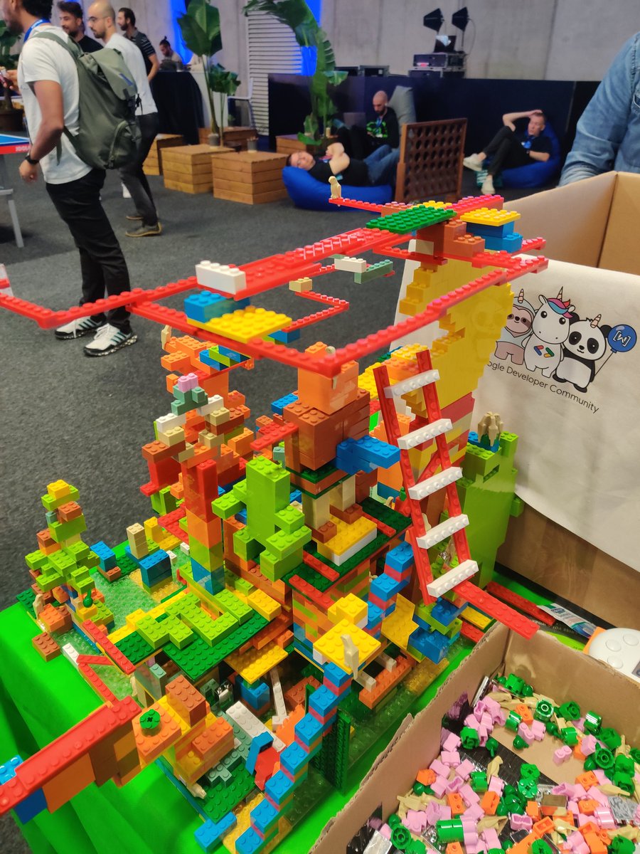oguzcelikkk's tweet photo. I made a ladder for all the Lego characters that want to climb down and jump to the special place #zebrixxks https://t.co/QKAIfw96XS