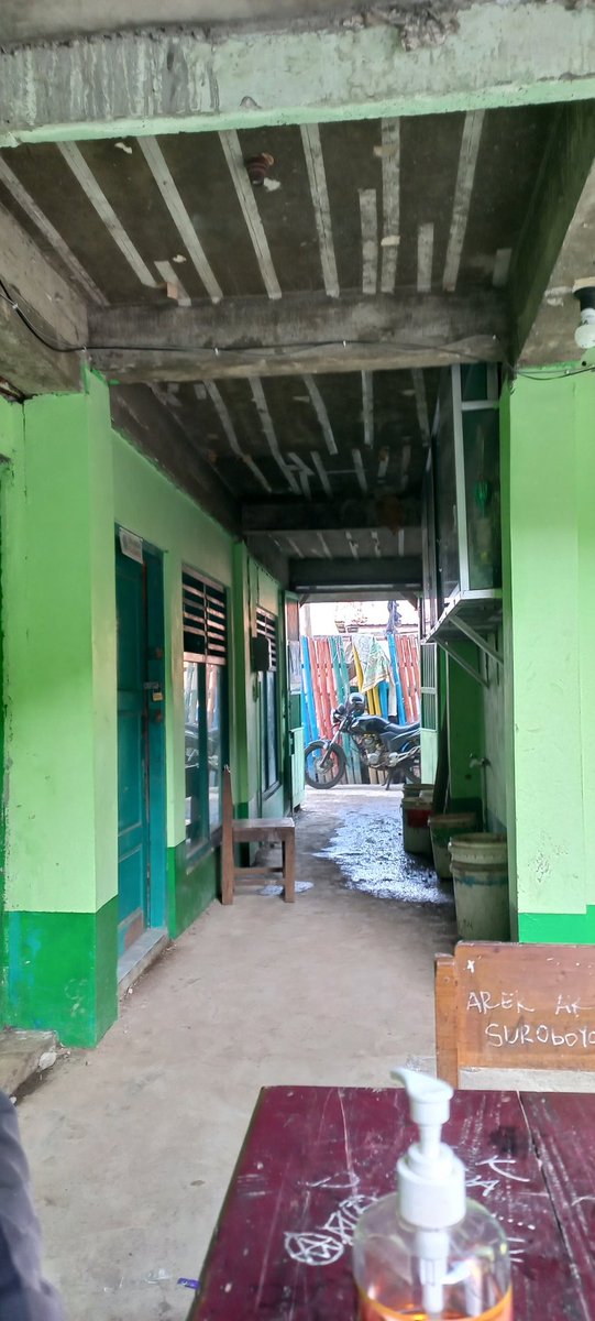 bondanpahme's tweet photo. Sekolahan?
Ini adalah kondisi MTs Sunan Barmawi yang dulunya lantai 1 atapnya sangat tinggi, sekarang hanya tinggal berdiri dibawahnya saja kita sudah bisa menggapai langit-langitnya.
Tak perlu kursi kalau mau ganti lampu
#RobBonang
#RobBonangDemak
#BonangMenolakTenggelam https://t.co/DqrzTr2NUU
