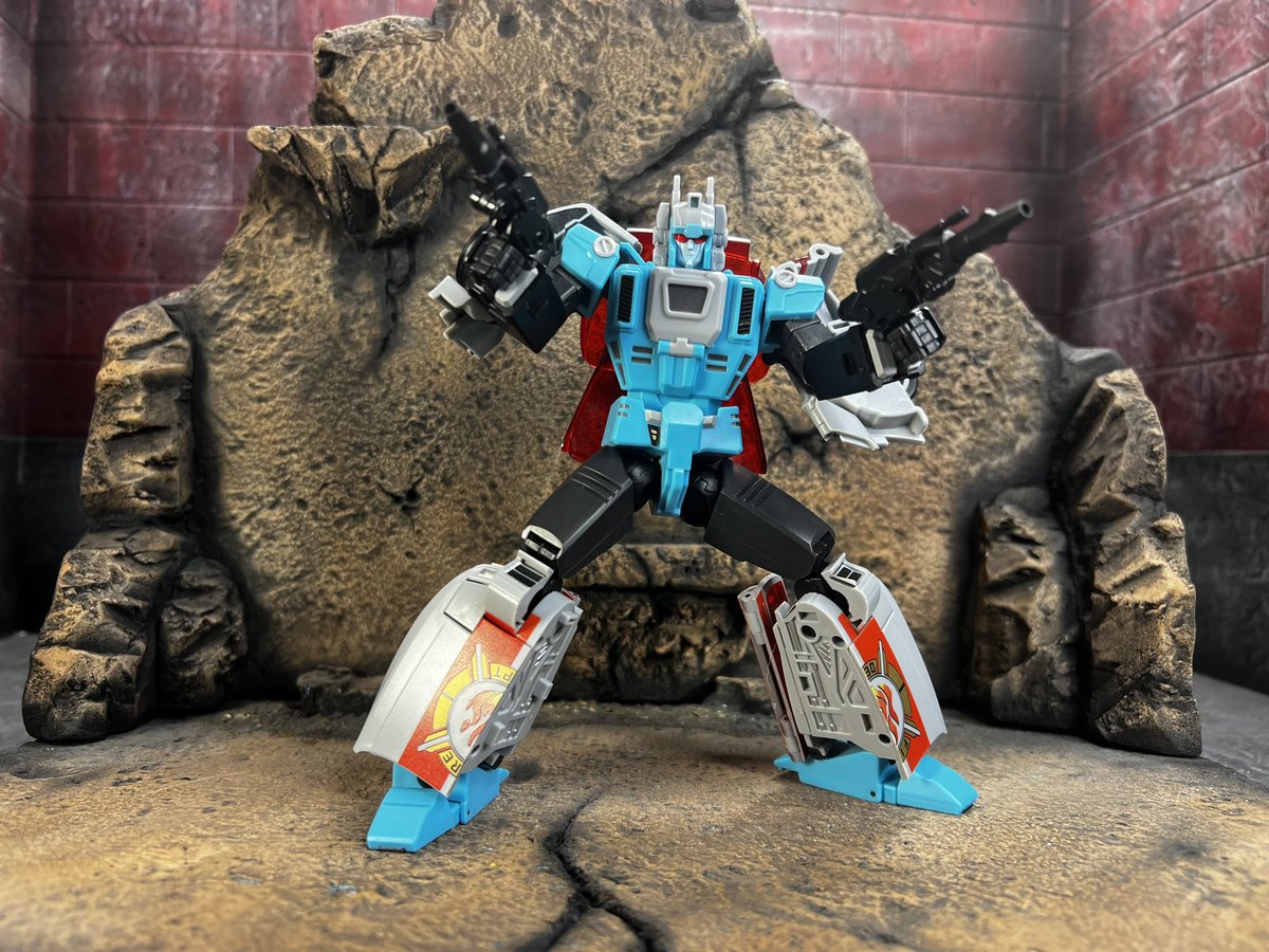 BobbySkullface's tweet photo. Yesterday we looked at #fanshobby #redbuzzer and I forgot to post it. So where we are. #transformers #3rdparty https://t.co/iLhczEKwnX https://t.co/tlrerxDpmc