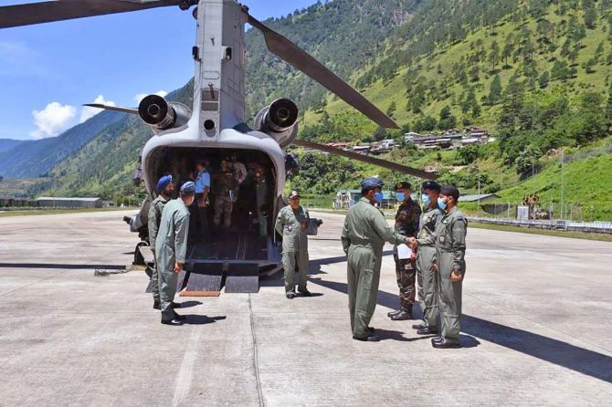 Senior commanders visiting forward areas is good thing. But Chinook is better utilised as heavy load carrier than as a VIP carrier. @IAF_MCC @DefenceMinIndia