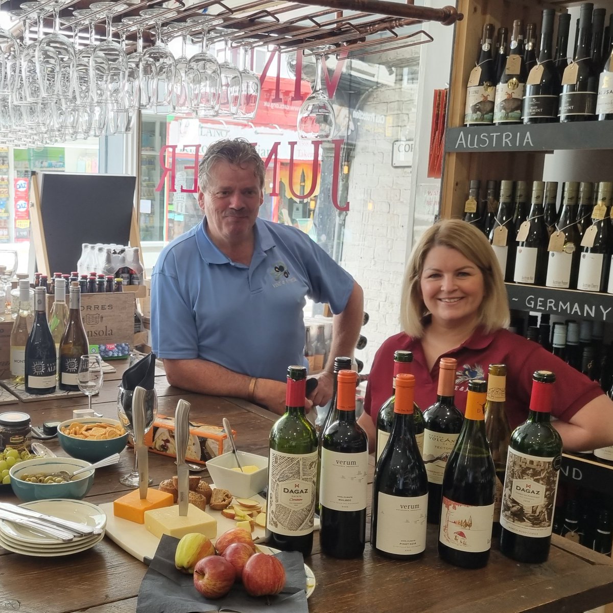 Recent photographs from a wine tasting event at Olympia, London, meeting the lovely Amanda Barnes, author of The South American Wine Guide, and a lunchtime meeting with Mark Jeffries of Condor Wines. It's a tough job...😉