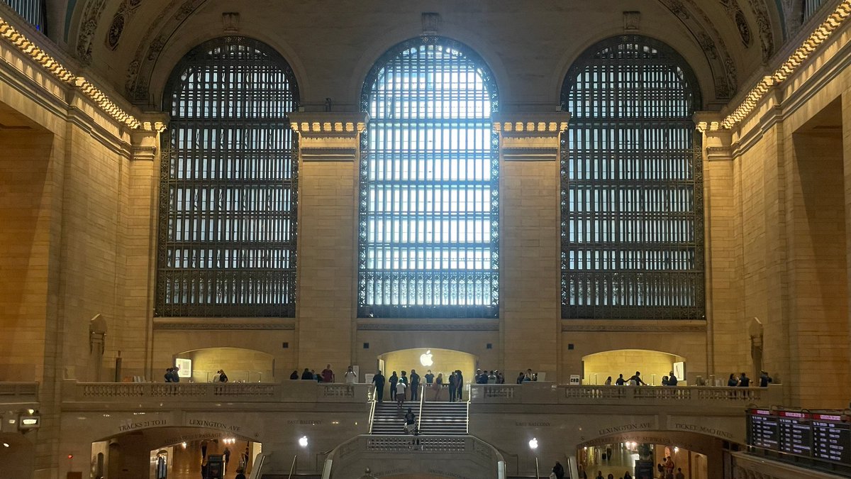 zepyaf's tweet image. Retour sur notre rotation New-yorkaise avec @pascalrs : visite très sympa du magnifique Apple Store de la gare Grand Central (« La chapelle Sixtine du Mac 😆 ») …