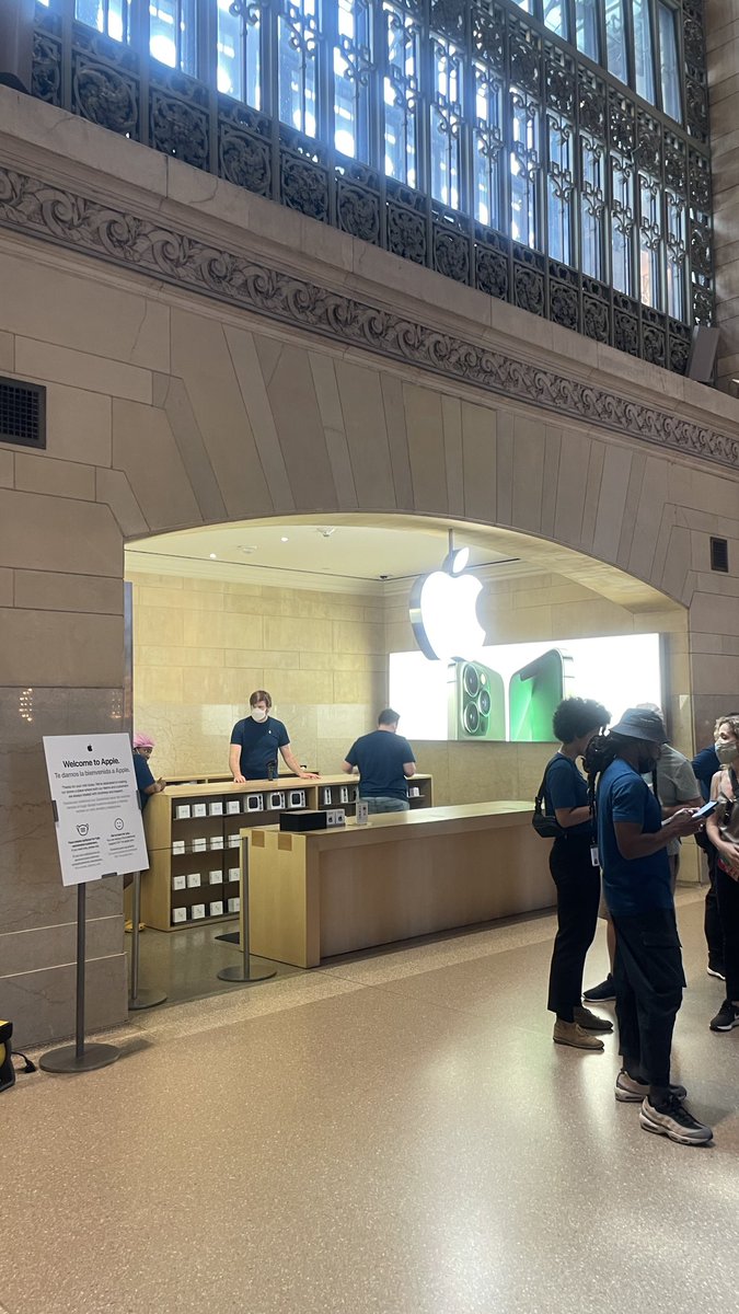 zepyaf's tweet image. Retour sur notre rotation New-yorkaise avec @pascalrs : visite très sympa du magnifique Apple Store de la gare Grand Central (« La chapelle Sixtine du Mac 😆 ») …