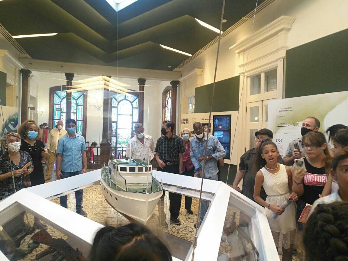 Trabajadores de nuestro #ConfucioUH de visita en el #CentroFidelCastroRuz #SomosUH