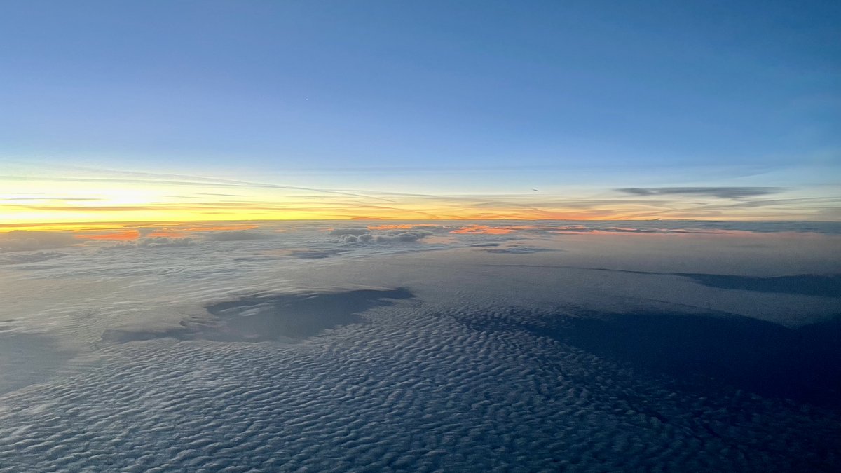 zepyaf's tweet photo. Un joli lever de soleil sur notre vol retour #AF007 https://t.co/aFPpsFKOyQ