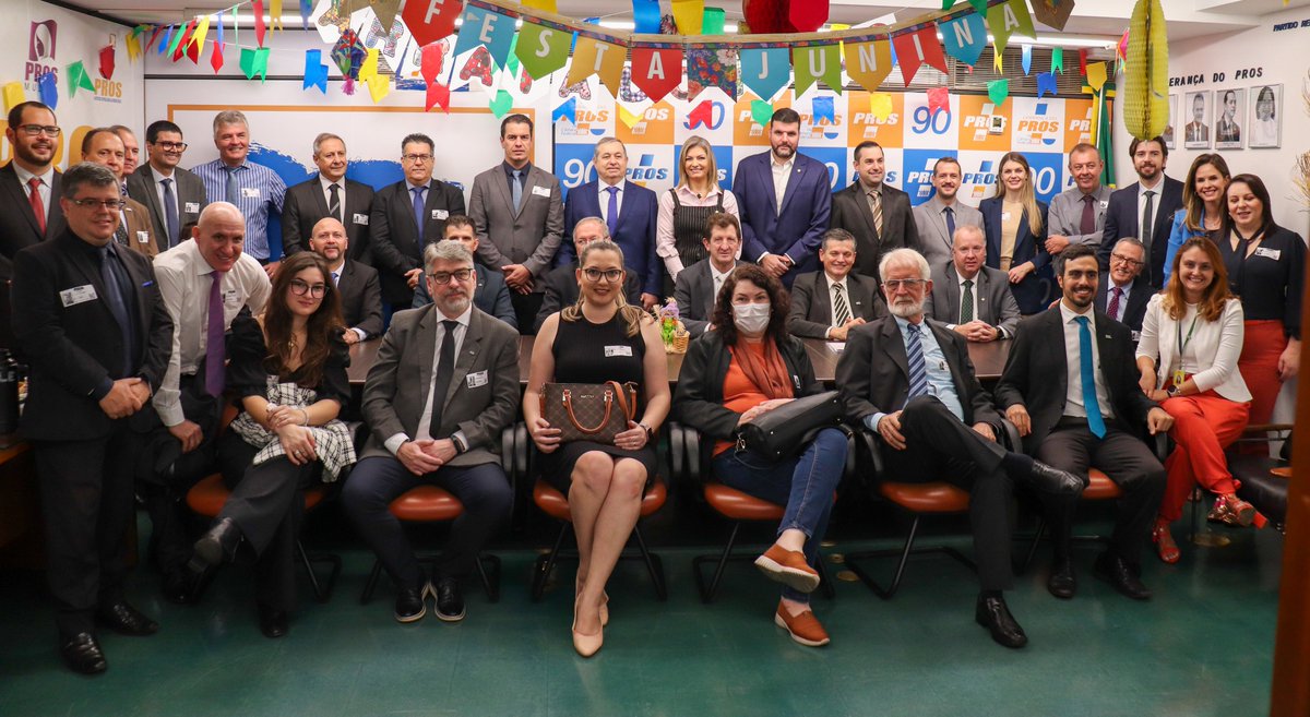 prosnacamara's tweet photo. A líder do PROS, @AlineSleutjes (PR), reuniu-se nesta quinta-feira (7) com representantes da Organização das Cooperativas do Paraná (Ocepar) na Liderança do PROS. O encontro teve como objetivo discutir ações para fortalecer a agropecuária brasileira. https://t.co/Mi3KnhJK8N