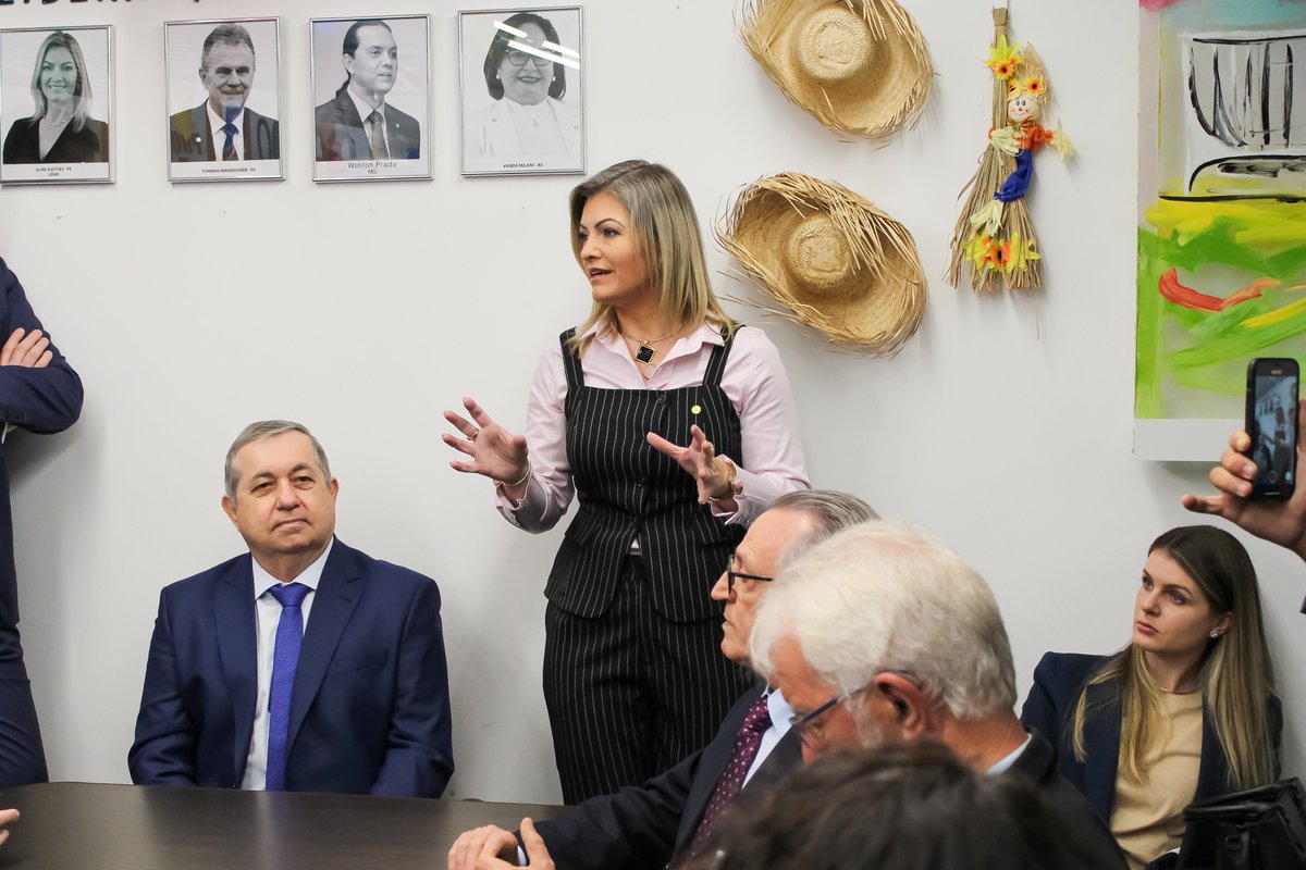 prosnacamara's tweet photo. A líder do PROS, @AlineSleutjes (PR), reuniu-se nesta quinta-feira (7) com representantes da Organização das Cooperativas do Paraná (Ocepar) na Liderança do PROS. O encontro teve como objetivo discutir ações para fortalecer a agropecuária brasileira. https://t.co/Mi3KnhJK8N