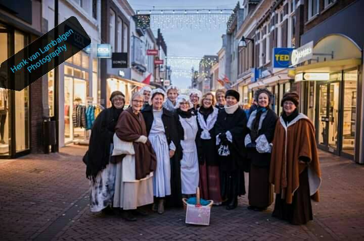 Ondanks dat het volop zomer is hebben we onze #Christmasgirls al hun eerste optreden in december gescoord. Dus moet de kerstmuziek weer van de zolder gehaald worden. #Letitsnow😅.