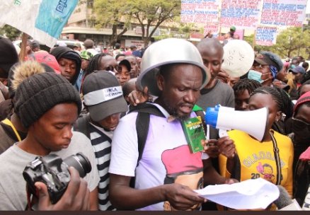 KayoleCJC's tweet photo. Workers, Peasants and Patriotic Kenyans in #SabaSabaMarchForOurLives have come together against foreign enemies and their local allies,  hawking our Nation.
#NJAARevolution opposes exploitative domination until our patriots WIN the struggle!

There will be No Compromise!
✊🏿✊🏾✊🏽✊🏻 https://t.co/WcPaKJHBv7