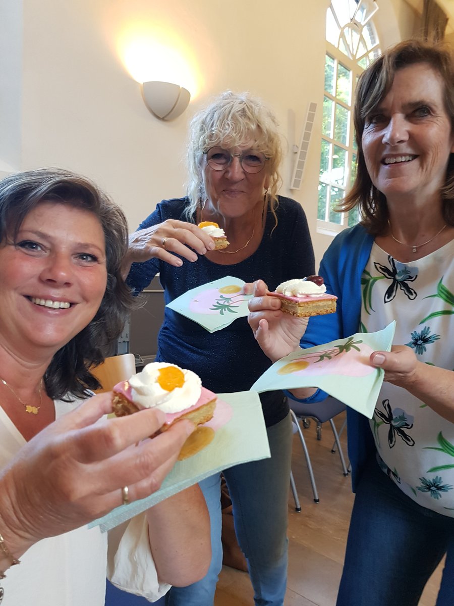 Zomerseizoen is weer gestart, 6 weken lang vakantie! 🌞
Dat hebben we toch maar even mooi ingeluid met een heerlijk gebakje, verrassing van het bestuur! 🎂
We wensen iedereen een heerlijke vakantie en tot ziens bij <a href="/KopjeCultuur/">Kopje Cultuur</a> .