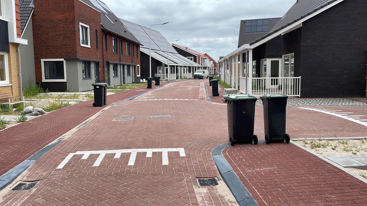 Containers voor 3e dag rij nog steeds niet geleegd aan Toermalijn <a href="/KaagenBraassem/">Gemeente Kaag en Braassem</a>. @Cyclus_NV beloofd al 3 dagen op rij te komen. 2x Telefonisch gemeld en via internet. Erg jammer. Ook nog meegeven dat containers verkeerd worden geplaatst en de straat vol staat met werkverkeer.