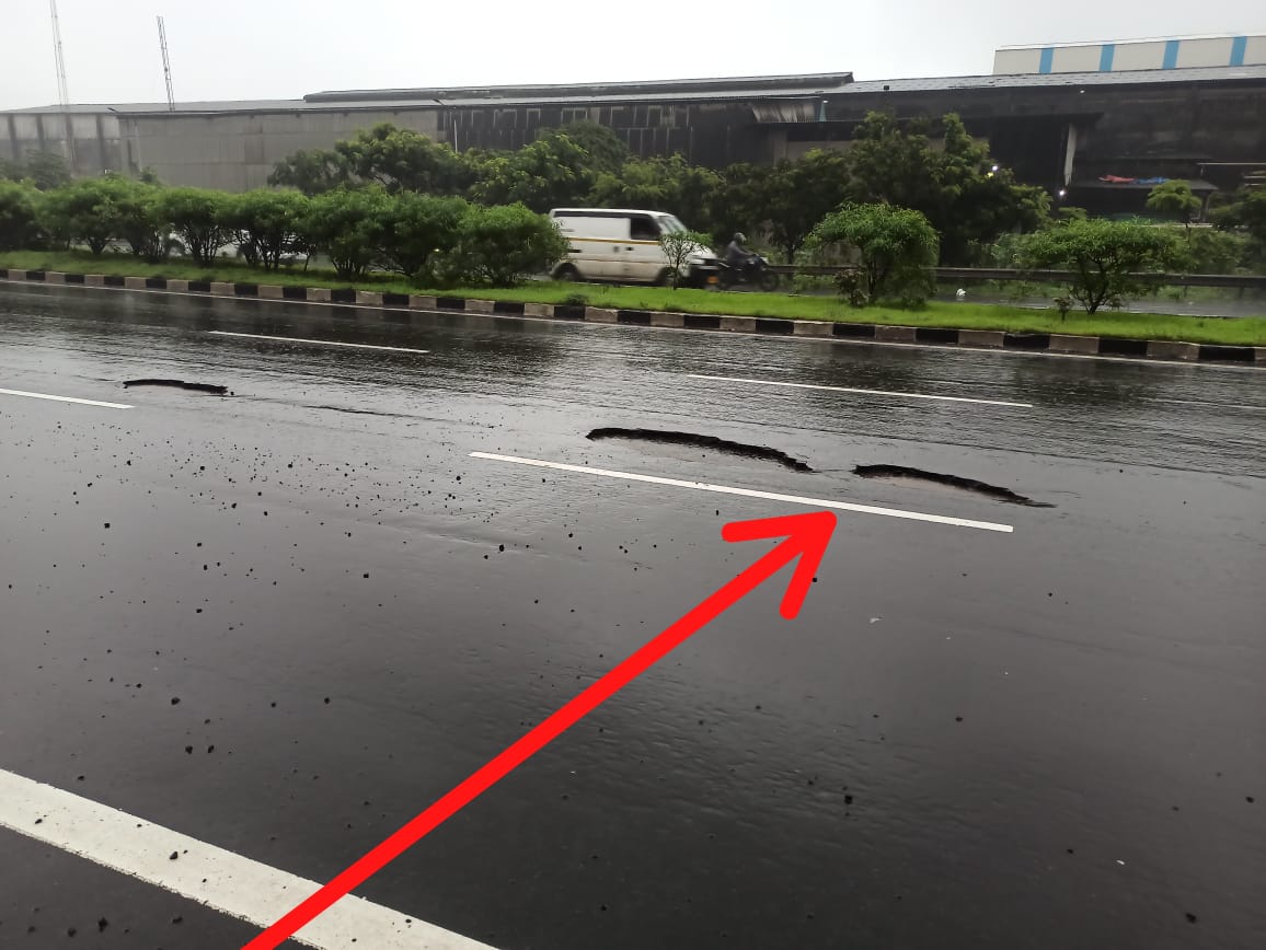 Mayank_mp03's tweet photo. ये हालत है वापी से वलसाड तक के highway की
इतने बड़े बड़े खड्डे है फिर भी कोई ऑथोरिटी reaponse नही कर रही। 
#Fasttag से टोल collection तो बराबर कर रहे हो लेकिन किसीकी जान की कीमत नही है। 
@NHAI_Official please look into this matter ASAP. @MORTHIndia @nitin_gadkari @mParivahanteam https://t.co/DpRK45iCkS