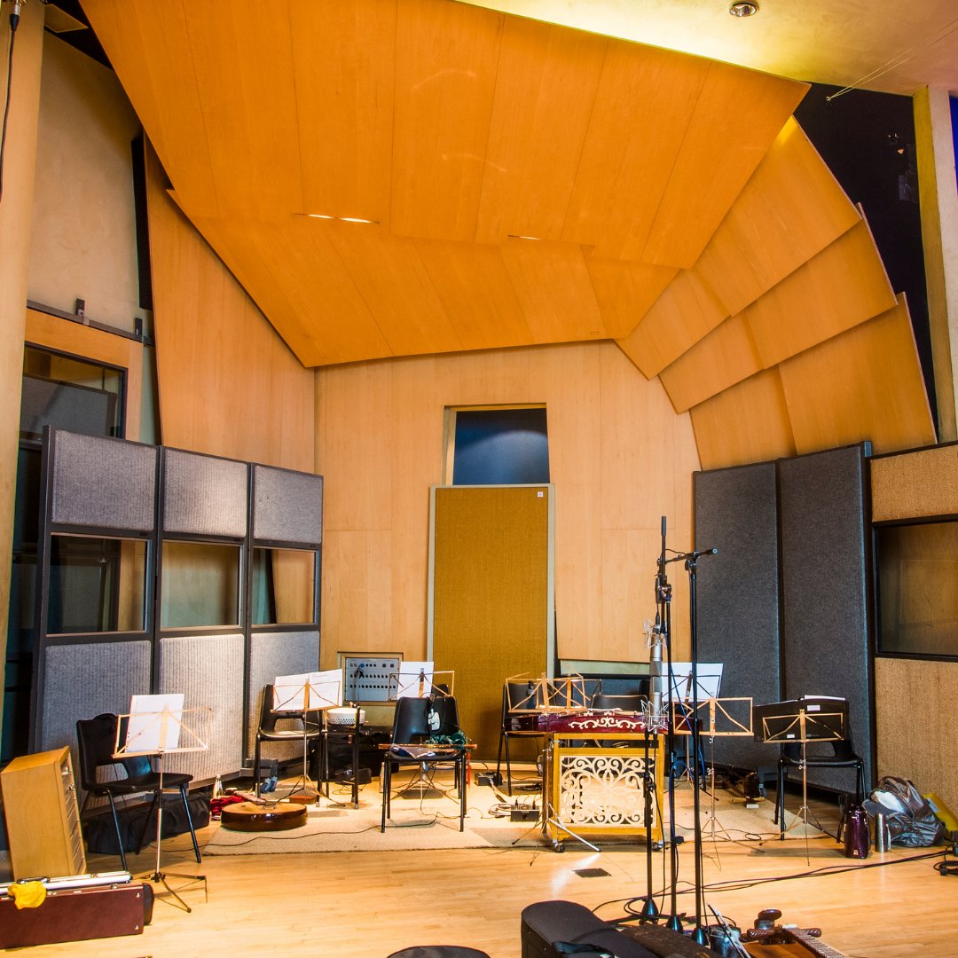 acm_uk's tweet photo. ⭐ACM students spend time Metropolis Studios through Metropolis Downtime! Our students have exclusive access to world class facilities used by the likes of Adele, Queen and Harry Styles!.
🔗Apply to ACM through clearing by clicking the link in our bio!
#ThisIsACM #ACMuk #UCAS https://t.co/x9738rJzqB