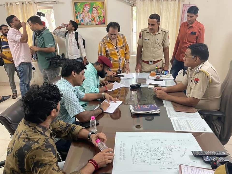 KARNISENAGJ36's tweet photo. हिन्दू देवी देवताओं को अपमानित करते हुए उनके मुंह मे सिगरेट और हाथ मे समलैंगिकता का झंडा दर्शाया गया है जिससे हिन्दुओं की आस्था को ठेस पहुंची है और करणी सेना ने एक बारफिर से इस फ़िल्म निर्माता टीमको धमकी दे डाली हैं! एसे लोगो का ईलाज करणी सेना अपनी तरीकेसे करेगी https://t.co/5AX5s6Knsj